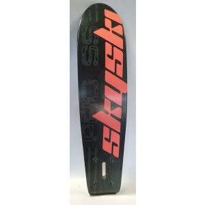 A black snowboard adorned with the word "SKUSH" in bold red letters across its surface, showcasing the premium design of the Sky Ski Fiberglass Pro SS Board for ultimate performance.